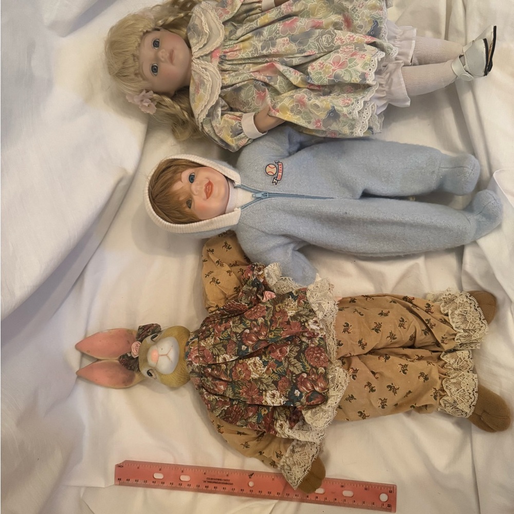 Assorted Porcelain Dolls - Picture 5 of 9